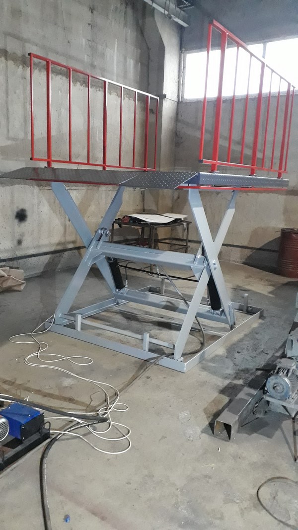 На фото – подъемный стол в ограждениями производства «СПК “Регион”»