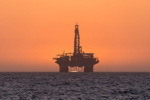 Нефтяная платформа в море
