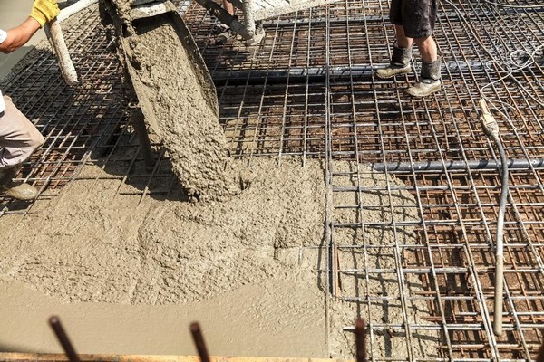 Заливка бетона на арматурную конструкцию